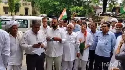 मावली: मावली में यूरिया खाद उपलब्ध करवाने और स्मार्ट मीटर न लगाने के लिए कांग्रेस कार्यकर्ताओं ने किया प्रदर्शन