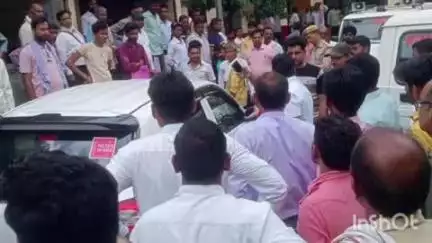 कायमगंज: कायमगंज तहसील परिसर के बाहर सड़क से गाड़ी हटाने को लेकर अधिवक्ताओं और एसडीएम के बीच हुई नोकझोंक