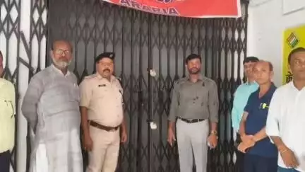 अररिया: इंडोर स्टेडियम परिसर स्थित EVM वीवीपैट वेयर हाउस का डीएम और एसपी ने किया निरीक्षण