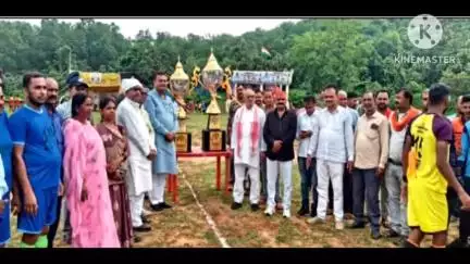 पदमा: सांसद खेल महोत्सव के तहत पदमा में नमो फुटबॉल टूर्नामेंट का भव्य शुभारंभ