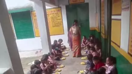 महोबा: सराफीपुरा सही नई विद्यालयों में मध्यान्ह भोजन की जांच, गुणवत्ता परीक्षण के लिए खाद्य सुरक्षा विभाग ने लिए नमूने