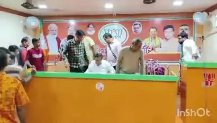 চুঁচুড়া-মগরা: তৃণমূল ও সিপিএম ছেড়ে ৩০ জন কর্মী বিজেপিতে যোগ দিলো এমনই ছবি চুঁচুড়ায়