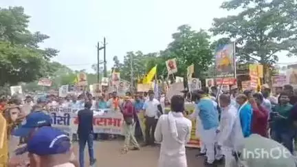 बंडा: महिला से अभद्रता के विरोध में लोधी क्रांति सेना ने बंडा में किया प्रदर्शन