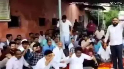 अम्बाला: बिजली बोर्ड के कर्मचारियों ने कर्मचारी को बहाल करने के लिए 2 घंटे तक किया प्रदर्शन