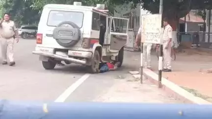 सीएम आवास के बाहर देखने को मिला हाई वोल्टेज ड्रामा, अपनी मांगों को लेकर पुलिस की गाड़ी के नीचे लेटा शख्स