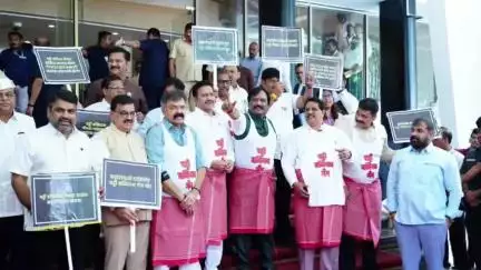 कोरेगाव: विधिमंडळाच्या पायऱ्यांवर महाविकास आघाडीच्या नेत्यांसमवेत महायुती सरकारमधील चड्डी बनियन गँगच्या विरोधात आंदोलन