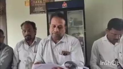 వికారాబాద్: దారుర్ మండలం అంతారం గ్రామంలో తన పొలంలోంచి అక్రమంగా మైనింగ్ చేస్తూ బెదిరిస్తున్నారంటూ అఖిల్ అనే వ్యక్తి మీడియా సమావేశం
