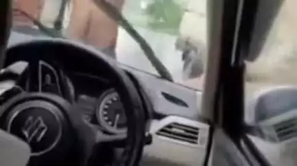 चकिया: गरला गांव के पास मनबड़ युवकों ने पर्यटकों की गाड़ी रोककर की हाथपाई, वीडियो सोशल मीडिया पर हुआ वायरल