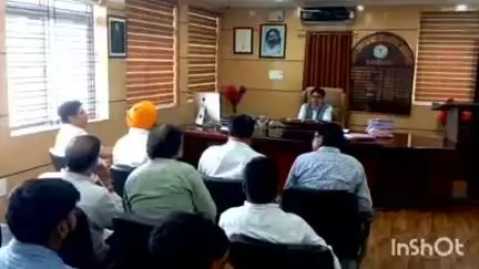 रामगढ़: उपायुक्त ने ज़िले के राजनीतिक दलों के साथ मतदाता सूची की तैयारी को लेकर कार्यालय में की बैठक