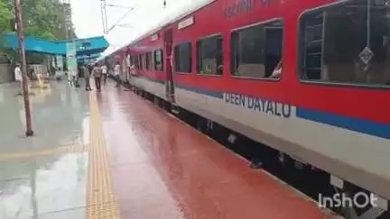 अनूपपुर: अनूपपुर रेलवे स्टेशन पर शहडोल अंबिकापुर एक्सप्रेस ट्रेन 3 घंटे तक खड़ी रही