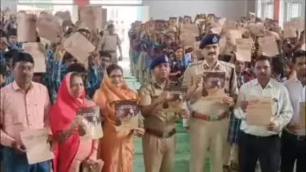 बैतूल: नर्मदापुरम आईजी पहुंचे बैतूल बाजार, संदीप ने स्कूल में 'नशे से दूरी है जरूरी' अभियान में भाग लिया