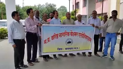 बालाघाट: राज्य अलग हुए 25 वर्ष बीते, पर बंधनकारी धारा अब तक नहीं हटी, पेंशनर्स एसोसिएशन ने कलेक्टर को सौंपा ज्ञापन
