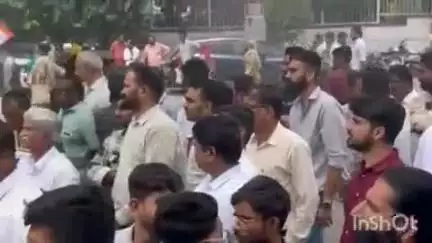 वल्लभनगर: वल्लभनगर के पूर्व विधायक शक्तावत के नेतृत्व में कांग्रेस कार्यकर्ताओं ने किया विरोध प्रदर्शन, टायर जलाकर नारेबाजी की