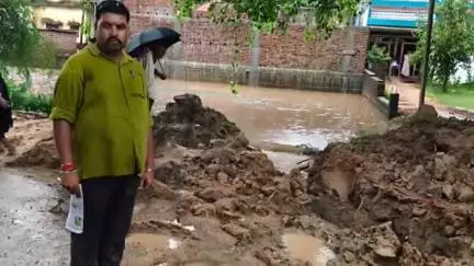लेस्लीगंज: लेस्लीगंज के बाबुदुम्बी में मुखिया रेखा के प्रयास से दो वर्षों से बने जल जमाव का हुआ समाधान