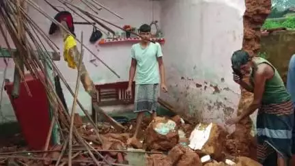 बेंगाबाद: बैदाडीह गांव में बारिश से ढहा कच्चा मकान, पीड़ित ने प्रशासन से मदद की गुहार लगाई
