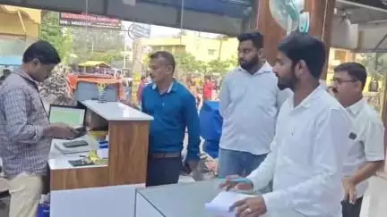 ಚಾಮರಾಜನಗರ: ನಗರದ ಅಂಗಡಿಗಳ ಮೇಲೆ ನಗರಸಭಾ ಅಧಿಕಾರಿ ದಾಳಿ: 5 ಕೆ.ಜಿ. ನಿಷೇಧಿತ ಪ್ಯಾಸ್ಟಿಕ್ ವಶ, ದಂಡ