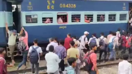जहानाबाद: स्टेशन पर सिपाही परीक्षा देने आए परीक्षार्थियों का उमड़ा सैलाब, यात्रियों को हुई परेशानी