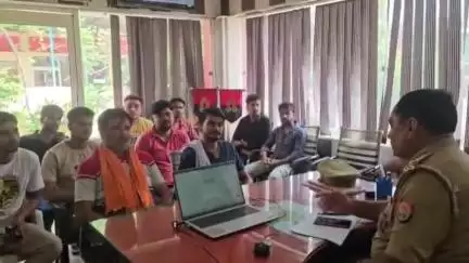 कैराना: डाक कांवड़ में जाने वाले शिवभक्तों के साथ कैराना कोतवाली में प्रभारी निरीक्षक ने की बैठक, बोले- हुडदंग न मचाएं