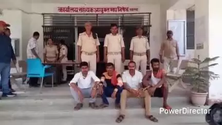 कहरा: उत्पाद पुलिस ने छापेमारी कर 1 कारोबारी और 3 शराबीयों को किया गिरफ्तार, सहरसा कोर्ट में पेश कर आगे की कार्रवाई में जुटी