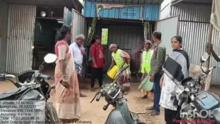 బికొత్తకోట మండలం, గట్టుగ్రామంలో బుధవారం తడి,పొడిచెత్తసేకరణపై ఎంపీడీవో కృష్ణవేణి కార్యదర్శి, కార్మికులకు అవగాహన కల్పించరు