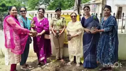 कुरूद: गांधी चौक के पास डीएसपी कार्यालय में वृक्षारोपण कर दिया पर्यावरण संरक्षण का संदेश, डीएसपी व अन्य ने किया वृक्षारोपण