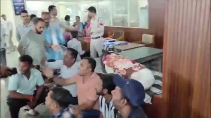 इंदौर: आजाद नगर में परिजनों का हंगामा, शव को थाने के अंदर रखा