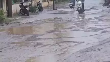 मालेगाव: सटाणा शहरातील क्रांतीनगर, अभिमन्यू नगर परिसरातील मुख्य रस्त्याची चाळण.. वाहनचालक हैराण..