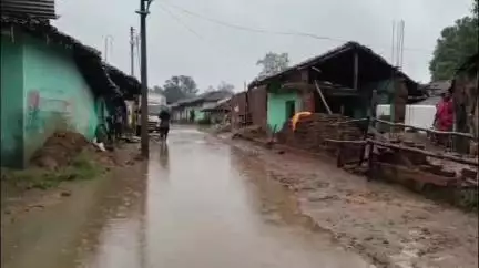 पेण्ड्रा रोड गौरेला: रेलवे लाइन में पानी निकासी के लिए नाला नहीं बनने से ग्राम पतरकोनी के घरों और सड़कों में भरा पानी #jansamasya