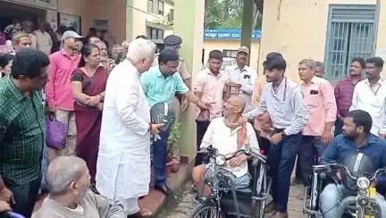 ಹಳಿಯಾಳ: ಪಟ್ಟಣದ ತಾ.ಪಂ ಕಾರ್ಯಾಲಯದಲ್ಲಿ ಅರ್ಹ ವಿಶೇಷಚೇತನರಿಗೆ ವಿವಿಧ ಸಲಕರಣೆ ವಿತರಿಸಿದ ಶಾಸಕ ದೇಶಪಾಂಡೆ