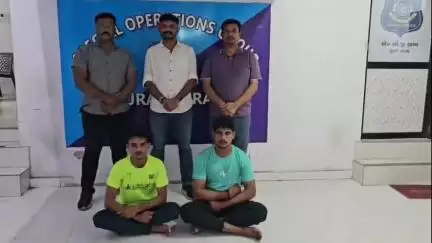 બારડોલી: બારડોલી અને કામરેજ પોલીસ મથકમાં દારૂના ગુનામાં વોન્ટેડ જોળવા ગામે રહેતા બે ઈસમોને  SOGની ટીમે ઉભેળથી ઝડપી લીધા