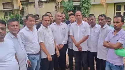 উত্তৰ লক্ষীমপুৰ: উচ্ছেদিত গৰীয়া পৰিয়ালক পুনৰ সংস্থাপনৰ দাবীত নগৰত বিধায়ক মানৱ ডেকাক স্মাৰক পত্ৰ সদৌ অসম গৰীয়া জাতীয় পৰিষদৰ