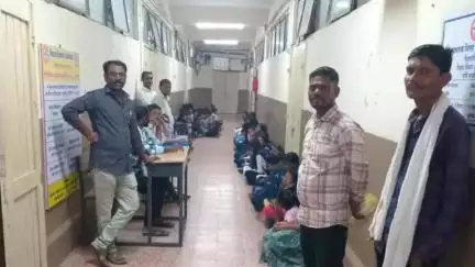 यवतमाळ: बेलोरा येथील शाळेत शिक्षक नसल्याने जिल्हा परिषदेत भरवली शाळा