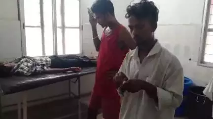 सिमडेगा: बनगांव डैम के पास सड़क हादसे में युवक घायल