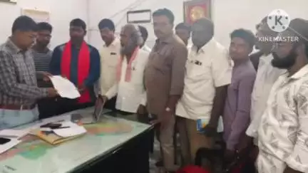 తమ సమస్యలను పరిష్కరించాలని పట్టణ మున్సిపల్ కమిషనర్‌కు సమ్మె నోటీసులు అందజేసిన గొల్లపల్లి వాటర్ వర్కర్స్ యూనియన్ నాయకులు