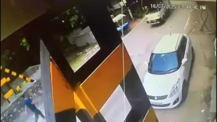 विजयनगर: बिजयनगर में रेलवे फाटक पर ओवरलोड टेम्पो से पीवीसी पाइप बिखरे, यातायात हुआ बाधित