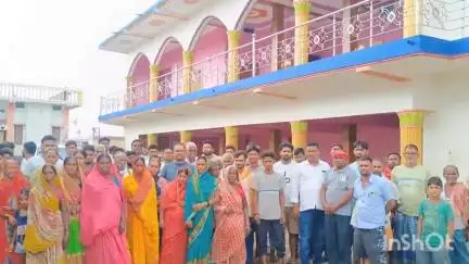 परसा: प्रधान शिक्षक हत्या मामले में मुखिया पति की गिरफ्तारी के विरोध में फतेहपुर के ग्रामीणों ने जताया आक्रोश