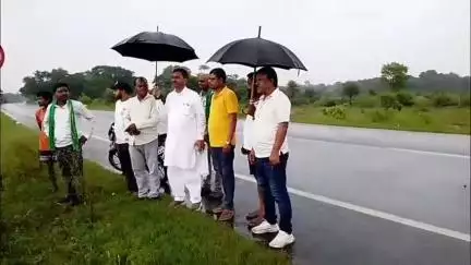 बलियापुर: झारखंड मुक्ति मोर्चा के जिला सचिव मन्नू आलम ने आसनबनी गांव में झामुमो के सभास्थल का किया निरीक्षण