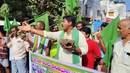 పంట పొలాలకు సాగునీరు అందించాలని సుంకలవారి తోట వద్ద రోడ్డుపై బైఠాయించి రైతులు ధర్నా, అడ్డుకున్న పోలీసులు