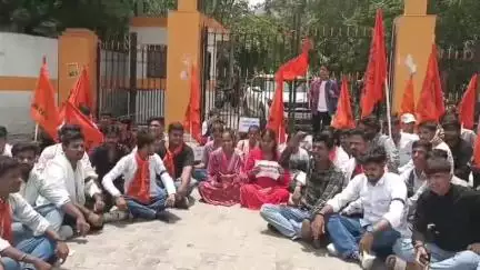 अजमेर: ABVP के कार्यकर्ताओं ने उड़ीसा की छात्रा के आत्मदाह मामले को लेकर जीसीए कॉलेज के बाहर किया प्रदर्शन