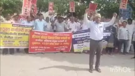 सोनीपत: एचएसवीपी कार्यालय सोनीपत में कर्मचारियों ने मांगों को लेकर की नारेबाज़ी