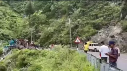 निचार: निगुलसरी में हुई दुर्घटना के बाद नाले से ट्रॉले को निकाला जा रहा है बाहर, पुलिस में मामला हुआ दर्ज
