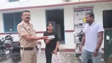 रुद्रपुर: आदर्श इंद्रा बंगाली कॉलोनी निवासी युवती का खोया हुआ मोबाइल फोन पुलिस ने खोजकर लौटाया, युवती ने किया पुलिस का धन्यवाद