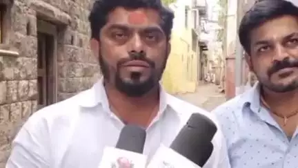 पंढरपूर: वार्ड क्रमांक पाचमधील ड्रेनेजचे निकृष्ट काम करणाऱ्या ठेकेदारावर कारवाई करावी : शिवसेना शिंदे गटाचे नेते सुमित शिंदे