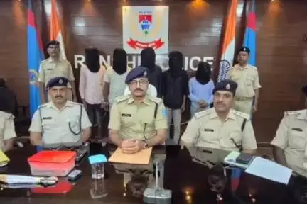 कांके: रातु स्थित घर में चोरी करने के मामले में पुलिस ने पांच युवकों को किया गिरफ्तार