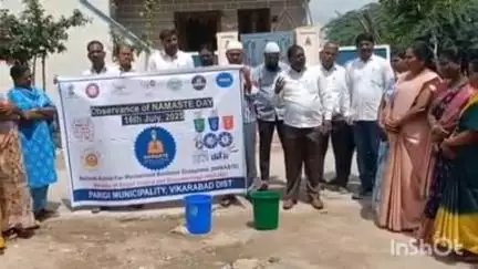 పరిగి: పట్టణంలో మున్సిపల్ కమిషనర్ వెంకటయ్య ఆధ్వర్యంలో పరిసరాల పరిశుభ్రత, ప్లాస్టిక్ నిషేధంపై అవగాహన ర్యాలీ నిర్వహణ