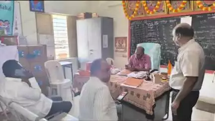 కలికిరి మండలంలో పలు పాఠశాలలను ఆకస్మిక తనిఖీ చేసి, మధ్యాహ్న భోజనాన్ని తిని రుచి చూసిన డీఈవో సుబ్రహ్మణ్యం
