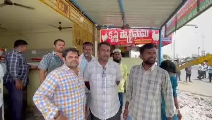 పట్టణంలో ఆక్రమణల తొలగింపుపై చికెన్ షాప్ నిర్వాహకులు ఆందోళన