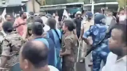 মাথাভাঙা ২: নিশিগঞ্জ মধুসুদন মোড় মহাবিদ্যালয়কে সরকার পোষিত কলেজ করার দাবিতে মাথাভাঙআ কোচবিহার রাজ্য সড়কে পথ অবরোধ