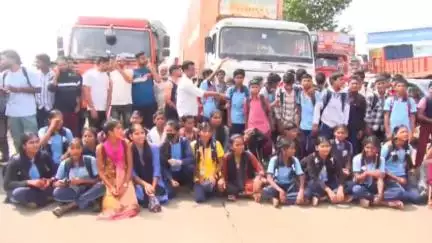 ಬೆಳಗಾವಿ: ಬಸ್ ಬಿಡಲು ಆಗ್ರಹಿಸಿ ಕೊಂಡಸಕ್ಕೊಪ್ಪ ಬಳಿ ರಾಷ್ಟ್ರೀಯ ಹೆದ್ದಾರಿ ತಡೆದು ಪ್ರತಿಭಟನೆ