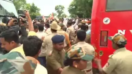 ಕಿತ್ತೂರು: ಬಿಜೆಪಿ ಬಗ್ಗೆ ಕಾಂಗ್ರೆಸ್ ಶಾಸಕನ ಅವಹೇಳನ ಹೇಳಿಕೆ ಖಂಡಿಸಿ ನೇಗಿನಹಾಳ ಗ್ರಾಮದ ಬಳಿ ಬಿಜೆಪಿ ಪ್ರತಿಭಟನೆ
